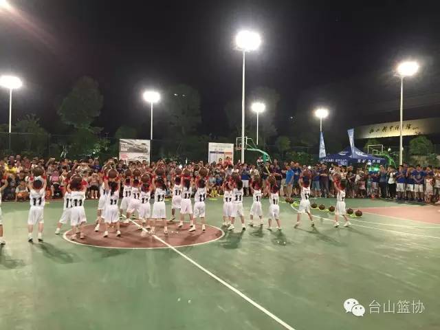 台山vs鹤山篮球直播视频，一场兄弟阋墙的草根狂欢，到底怎么看才过瘾？